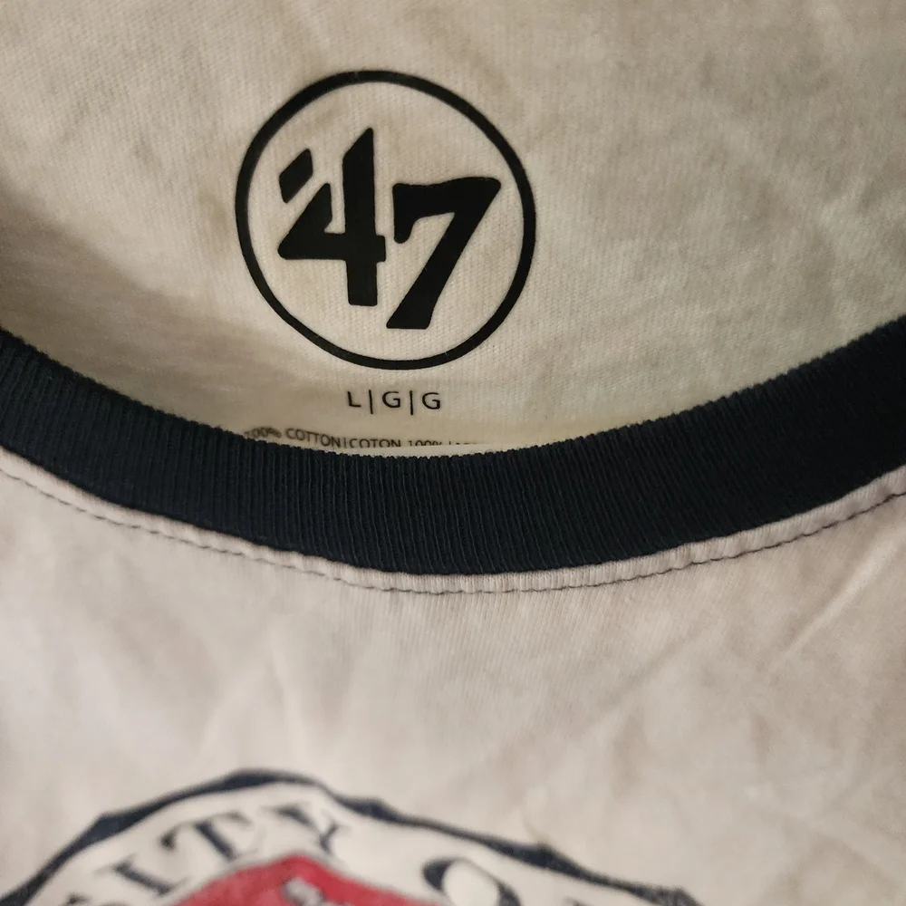 47 Brand Cream & Navy Raglan Tee with Red Graphic OKOBOJI Nwt - Picture 3 of 3